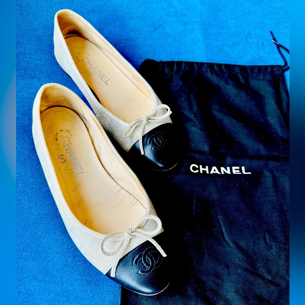 CHANEL Cream and Black Ballet Flats